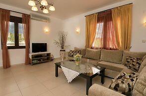 Family Friendly Villa Private Pool, Children's Play Area, Bbq, Spaciou