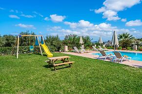 Family Friendly Villa Private Pool, Children's Play Area, Bbq, Spaciou
