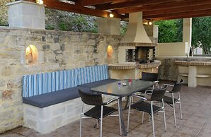 Family Friendly Villa Private Pool, Children's Play Area, Bbq, Spaciou