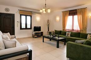 Family Friendly Villa Private Pool, Children's Play Area, Bbq, Spaciou