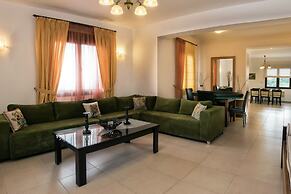 Family Friendly Villa Private Pool, Children's Play Area, Bbq, Spaciou