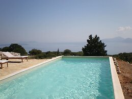 Spacious Villa in Vasiliki with Swimming Pool & Hot Tub