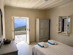 Spacious Villa in Vasiliki with Swimming Pool & Hot Tub