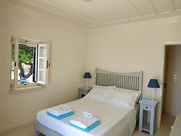 Spacious Villa in Vasiliki with Swimming Pool & Hot Tub