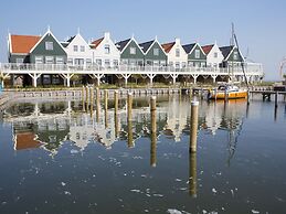 Spacious Holiday Home on Markermeer near Amsterdam