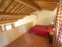 Cozy Apartment With Terrace in Tuscany