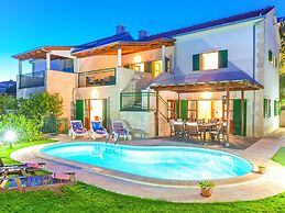 Superb Villa With Private Pool and Garden