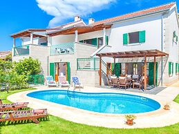 Superb Villa With Private Pool and Garden