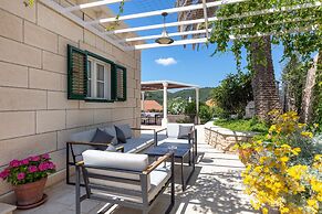 Villa in Selca With Pool Near Adriatic Sea
