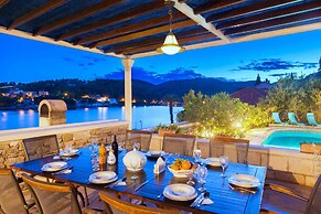 Villa in Selca With Pool Near Adriatic Sea