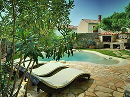 Holiday Home in Liznjan With Private Pool