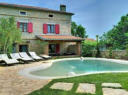 Holiday Home in Liznjan With Private Pool