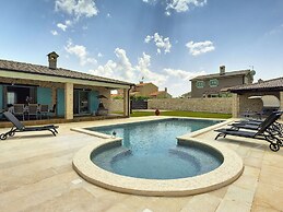 Lovely Holiday Home With Private Pool