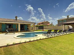 Lovely Holiday Home With Private Pool