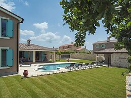 Lovely Holiday Home With Private Pool