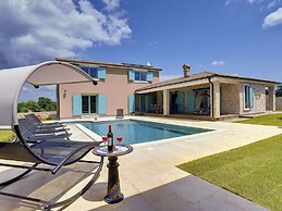 Lovely Holiday Home With Private Pool