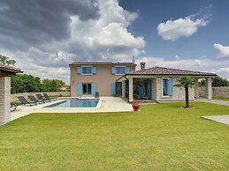 Lovely Holiday Home With Private Pool