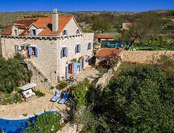 Heritage Villa near Milna with Private Swimming Pool