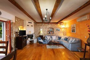 Heritage Villa near Milna with Private Swimming Pool
