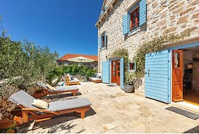 Heritage Villa near Milna with Private Swimming Pool