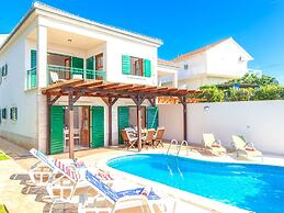 Beautiful Villa With Spacious Terrace and Private Swimming Pool, on th