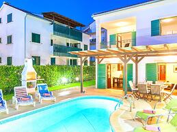 Beautiful Villa With Spacious Terrace and Private Swimming Pool, on th