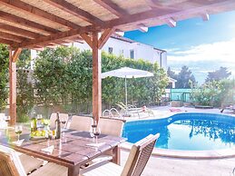 Charming Villa With Spacious Rooms and Private Swimming Pool in the La