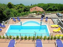 Spacious Apartment in Rancone With Lake View
