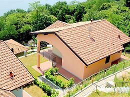 Spacious Apartment in Rancone With Lake View