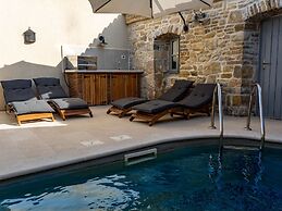 Comfortable Holiday Home With Pool