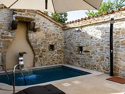 Comfortable Holiday Home With Pool