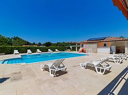 Exquisite Mobile Home in Banjole With Garden