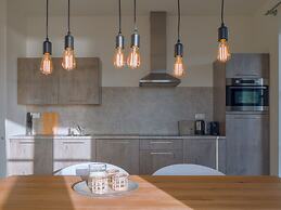 Modern Apartment 2 Bath Rooms, Close to Lake Veere