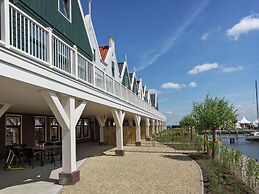 Spacious Holiday Home on Markermeer near Amsterdam