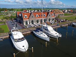 Spacious Holiday Home on Markermeer near Amsterdam