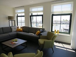 Spacious Holiday Home on Markermeer near Amsterdam
