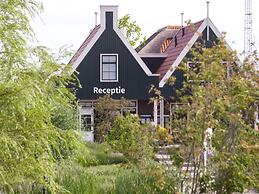 Spacious Holiday Home on Markermeer near Amsterdam