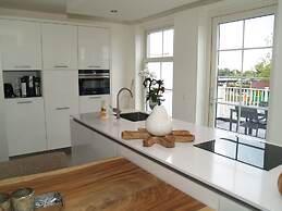 Spacious Holiday Home on Markermeer near Amsterdam