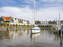 Spacious Holiday Home on Markermeer near Amsterdam