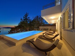 Modern Villa in Cres With Pool