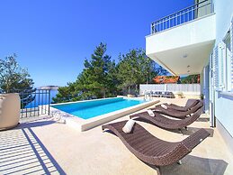 Modern Villa in Cres With Pool