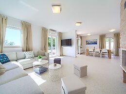 Modern Villa in Cres With Pool