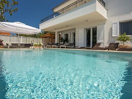 Modern Villa in Cres With Pool