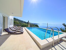 Modern Villa in Cres With Pool