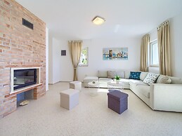 Modern Villa in Cres With Pool