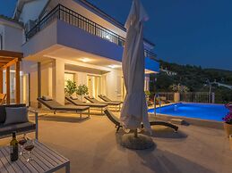 Modern Villa in Cres With Pool