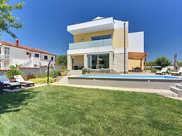 Modern Villa in Peroj With Pool and Parasol