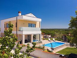 Modern Villa in Peroj With Pool and Parasol