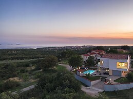 Modern Villa in Peroj With Pool and Parasol