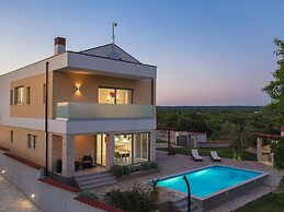 Modern Villa in Peroj With Pool and Parasol